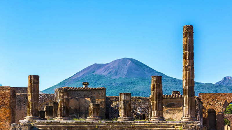 Pompeji med vulkanen Vesuv i baggrunden
